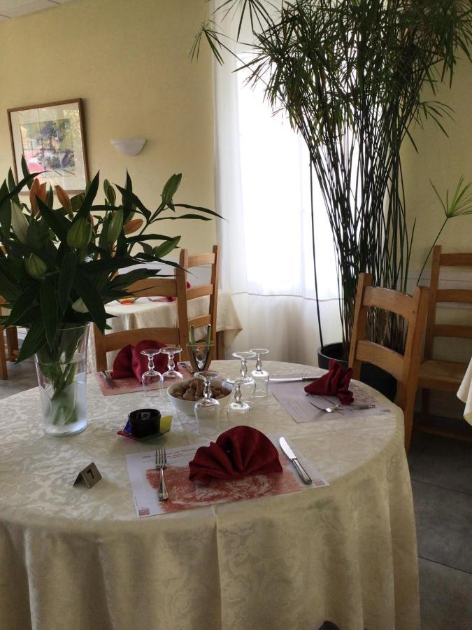 Hotel Restaurant Les Touristes วาล-เลส์-แบ็งส์ ภายนอก รูปภาพ